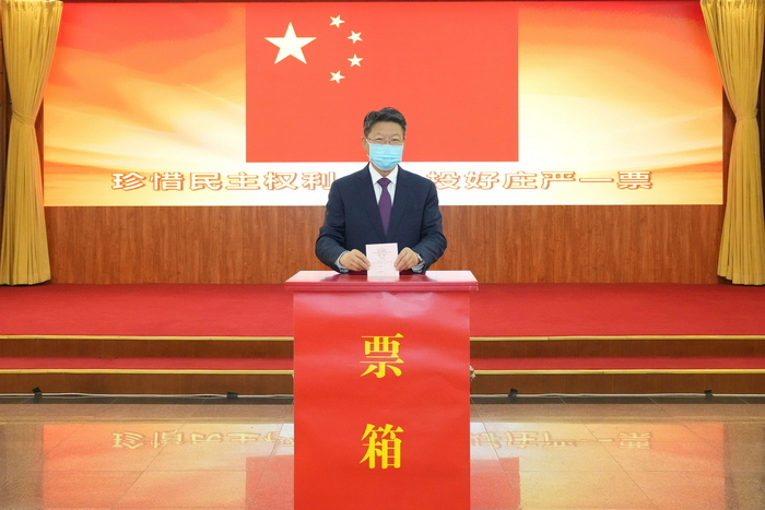 局领导履行公民权利，带头参加投票