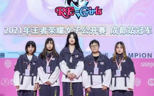 蒋雨珂（中）和队友一起拿下成都站冠军。受访者供图