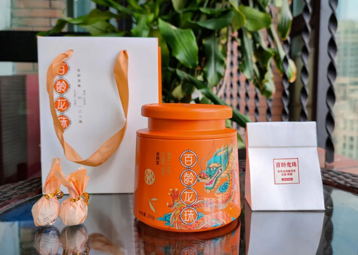 ▲百龄龙珠：罐装及赠品