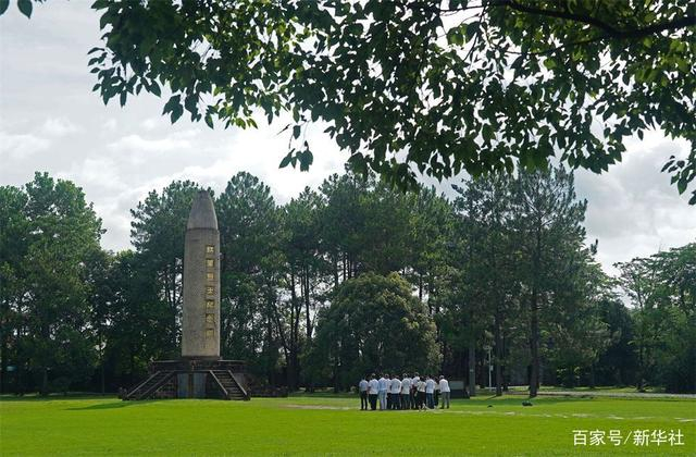 游客在江西省瑞金市叶坪革命旧址群红军烈士纪念塔前缅怀先烈（7月2日摄）。新华社记者 万象 摄