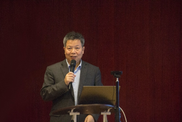 重点实验室主任钟章队教授汇报实验室工作建设情况及发展规划。学校供图