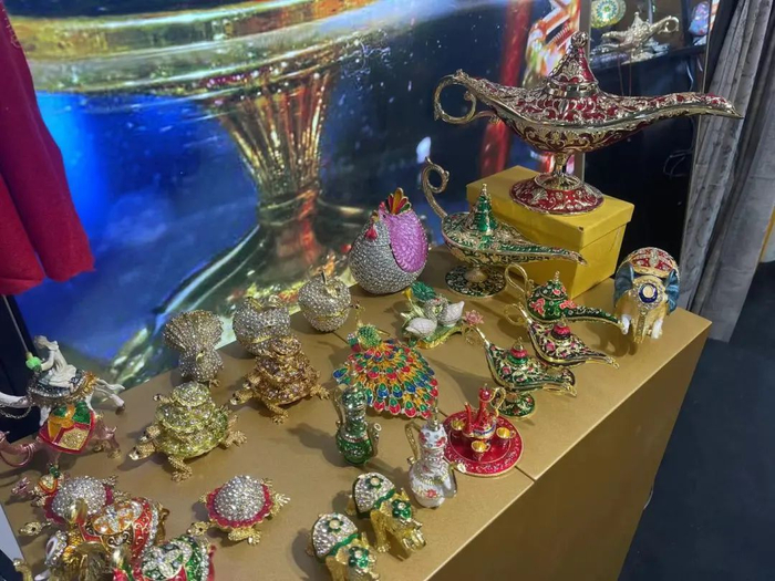 “阿拉丁神灯”及一些手工艺品。本文图片均为 澎湃新闻记者 陈伊萍 摄