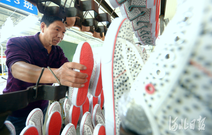 近日，位于河北省鸡泽县的邯郸保足鞋业有限公司的员工在加工产品。河北日报通讯员孙媛媛摄