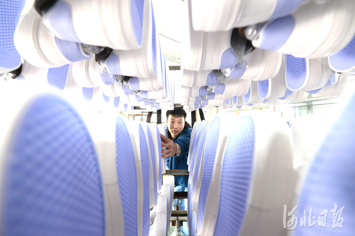 近日，位于河北省鸡泽县的邯郸保足鞋业有限公司的员工在加工产品。河北日报记者杜柏桦摄