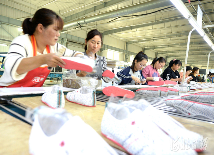 近日，位于河北省鸡泽县的邯郸保足鞋业有限公司的员工在生产线上加工产品。河北日报记者杜柏桦摄