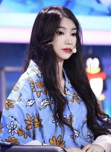 从人气女主播转型职业选手的蒋雨珂。受访者供图