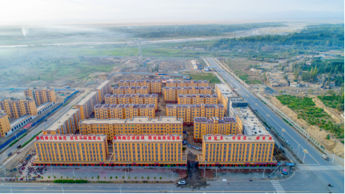 图为于田县温馨家园小区安置区