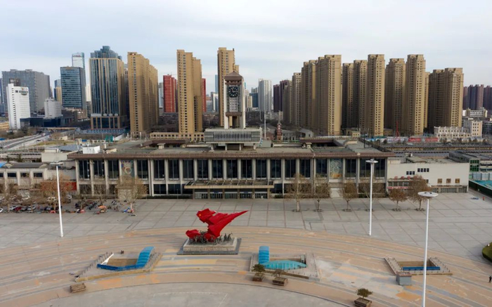 △1月10日，石家庄市中心解放广场及中山西路区域，街道、广场几乎看不到车辆、行人。