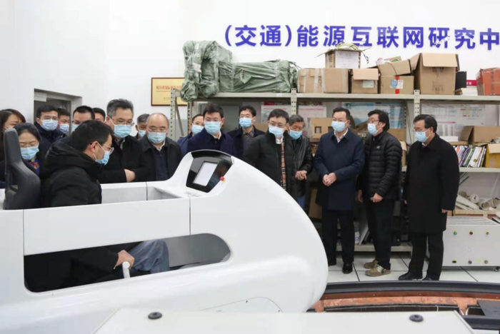 ▲四川省领导考察和指导实验室