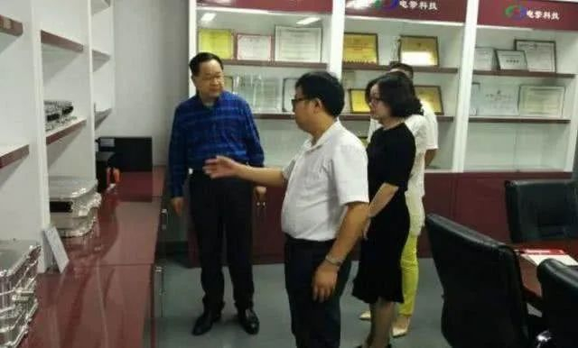 ▲ 左一为马敬忠