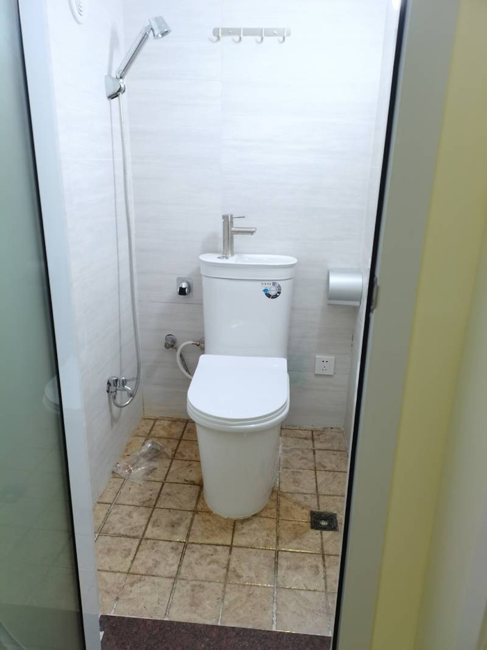 私自搭建的卫生间。 张慧敏 摄