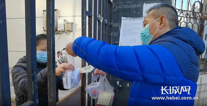 　张冠中正在为小区居民配送药品。长城网记者 张艺萌 摄