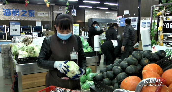 超市工作人员正在打包货品。