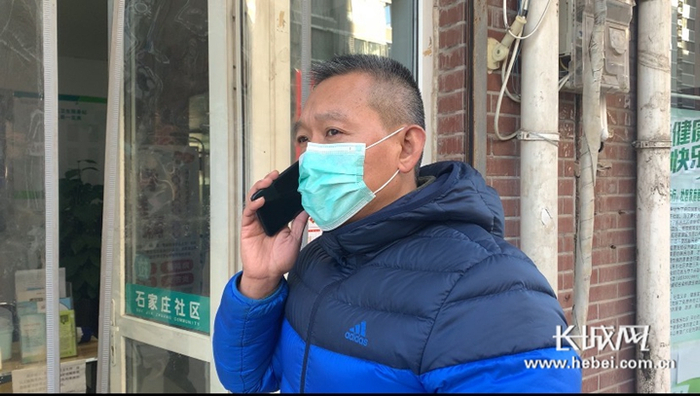 　石家庄市新华区上城社区卫生服务站站长张冠中正在打电话询问辖区内慢性病人需要的药物种类。长城网记者 张艺萌 摄