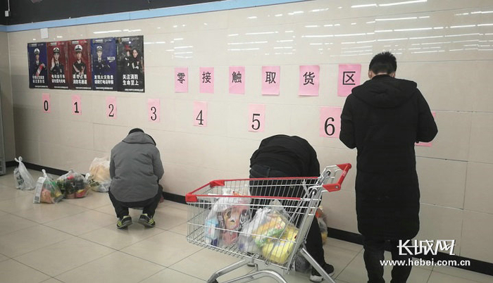 超市内的零接触取货区。长城网记者 闫思宇 摄