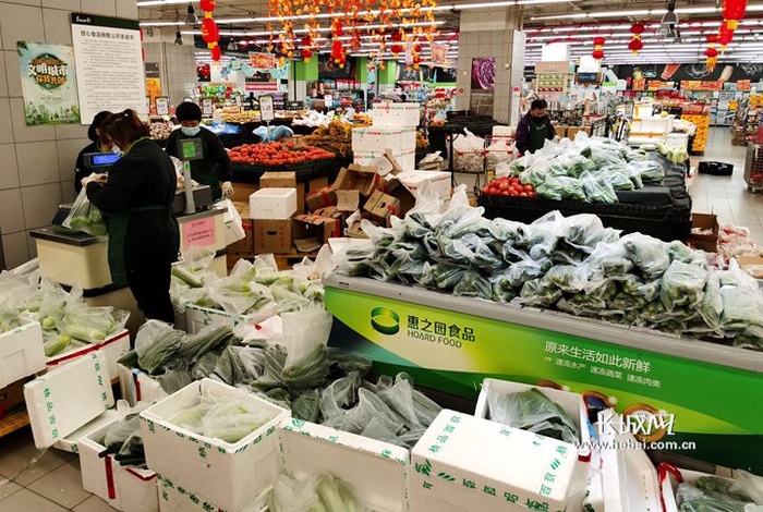 永辉超市内员工加紧装配线上订单。长城网记者 张晨光 摄