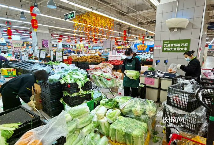 工作人员会仔细检查菜品质量，确保出品即是精品。长城网记者 张晨光 摄