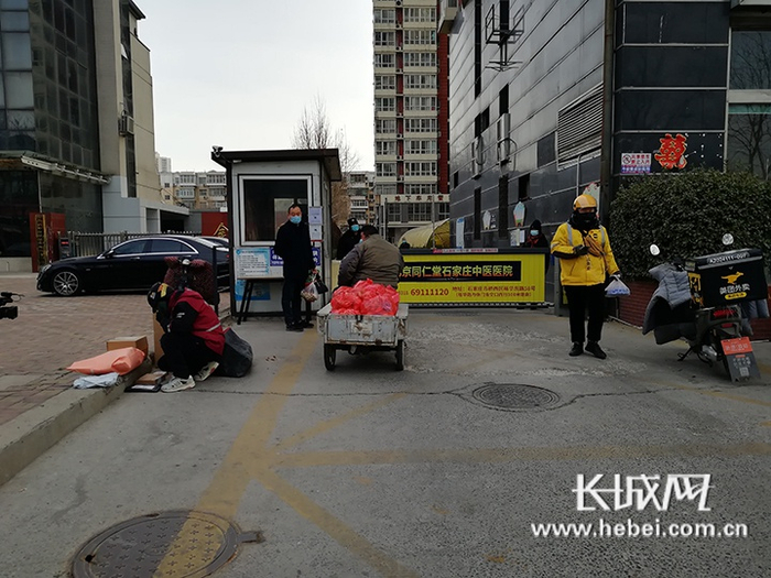 在石家庄市桥西区某小区门口，快递小哥与外卖小哥正在同时配送。