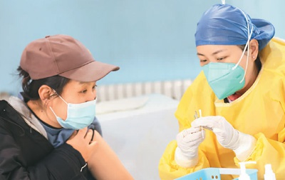 　　图为一月六日，在北京市海淀区中关村街道临时集中接种点，医务人员准备为市民接种新冠疫苗。　　新华社记者 卢 烨摄