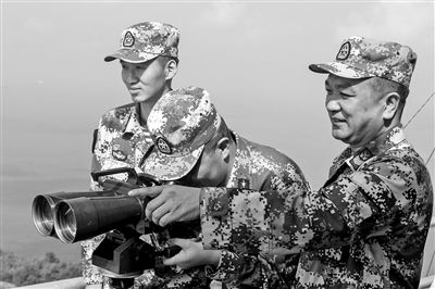 刘达勇（右一）和“徒弟”一起勘察海上情况。照片由本人提供