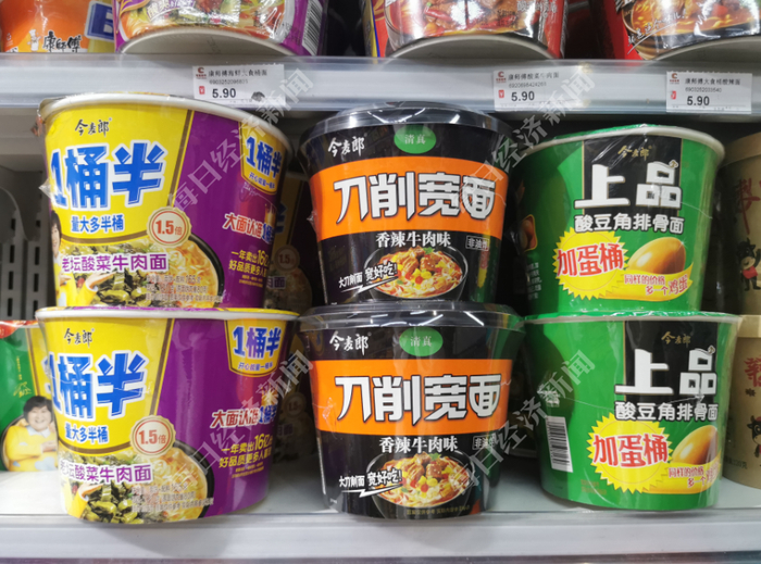 超市货架上的今麦郎方便面。图片来源：每经记者 李诗琪 摄