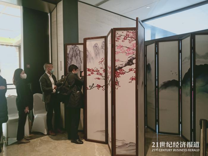 图注：药企代表们趴屏风后“窥探”（ 21世纪经济报道 实习生 胡冰月/摄）