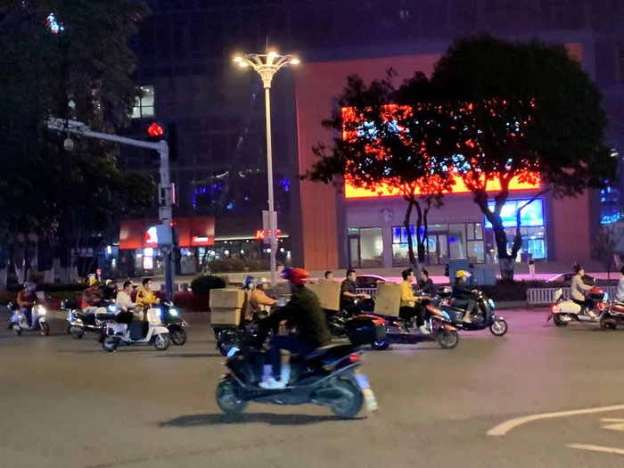 莆田街上穿梭的快递小哥 &nbsp; 时代周报记者/摄