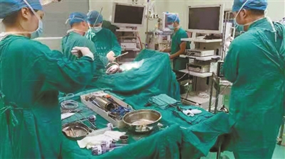     医生正在进行双侧乳腺假体取出手术。通讯员供图
