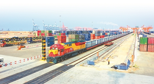 “海南自贸港至陕西西安”海铁联运粮油专列从广西首发。 陈 磊 摄