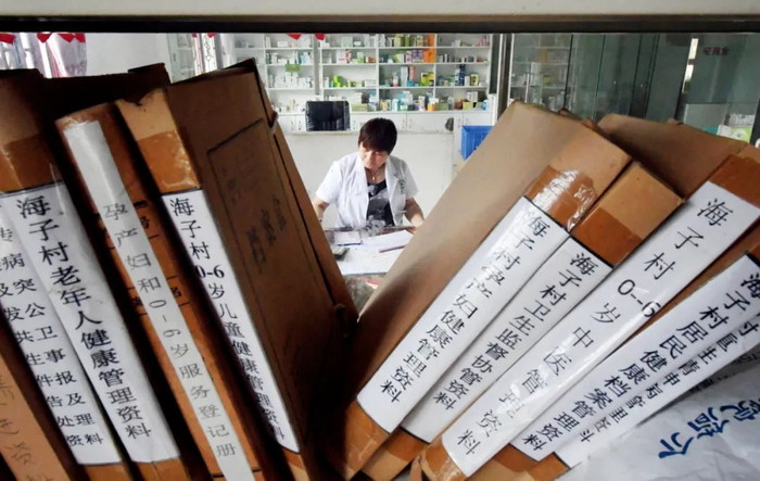 　　2020年7月17日，贵州毕节市黔西县，林泉镇海子社区村医谢厚芝为前来看病的村民开处方。图/视觉中国