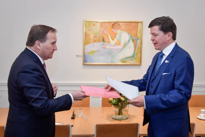 当地时间2021年11月10日，瑞典斯德哥尔摩，瑞典首相勒文在议会向议长安德烈亚斯·诺伦递交辞呈。图/IC photo