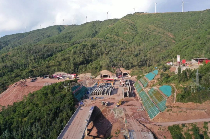 楚大高速梅家山隧道  陈小娇 摄