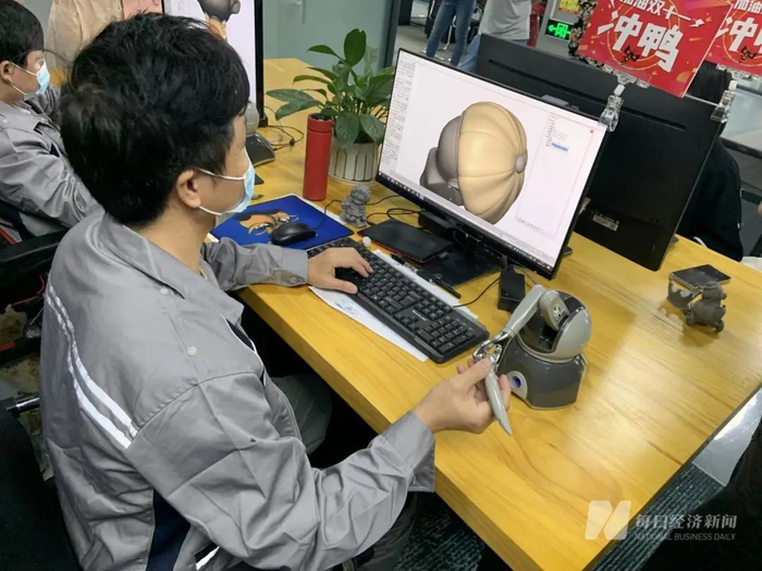 东莞潮玩工厂里的传统开模工人（上）与3D建模师（下） 每经记者 王帆 摄