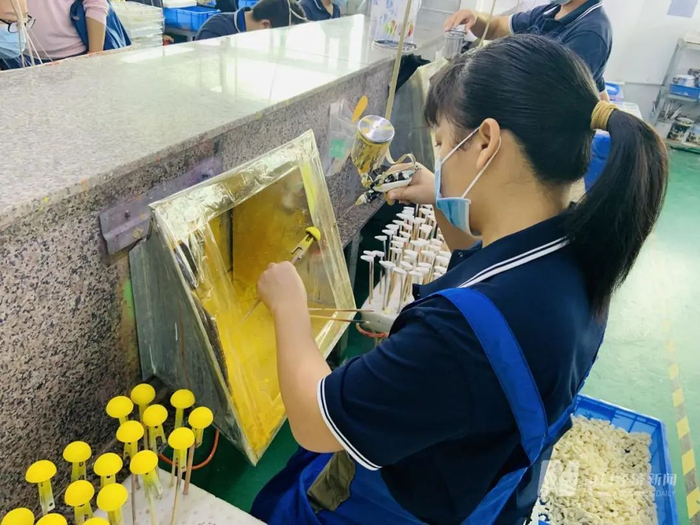 图为东莞潮玩工厂里的装配和喷漆工人 每经记者 王帆 摄
