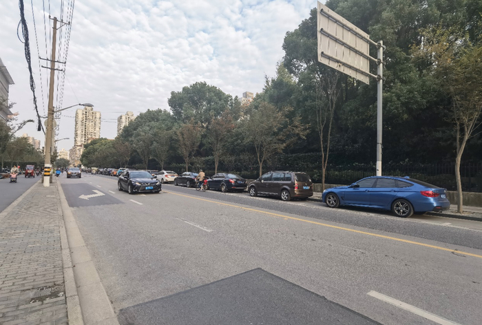 （认购结束后，来看样板间的客户车辆占据了半条马路）