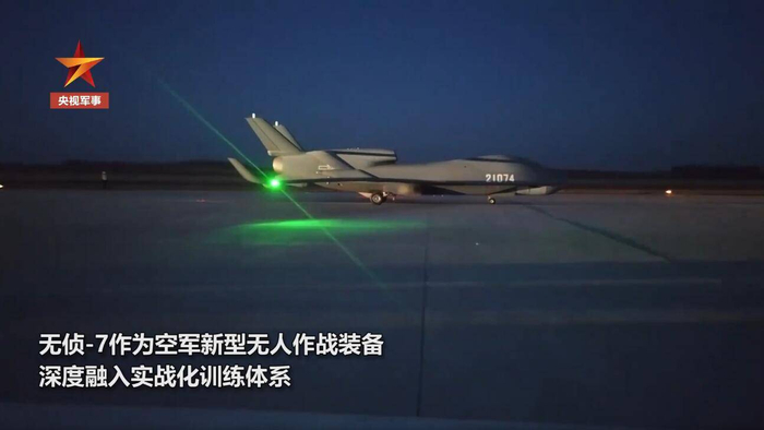 图片说明：无侦-7执行夜间飞行任务 来源：央视军事视频截图