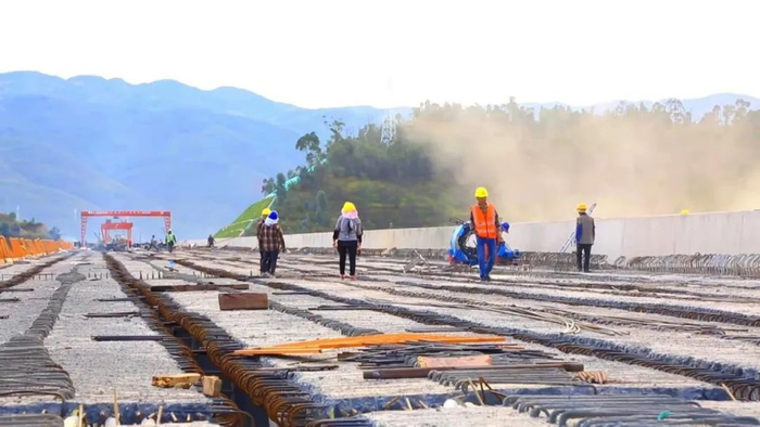 楚大高速桥面施工现场  陈小娇 摄