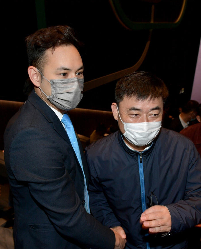 英皇集团执行董事杨政龙与香港中联办协调部部长朱文一同进场观影