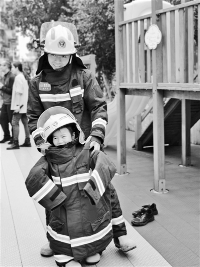  萌娃体验消防服。通讯员供图