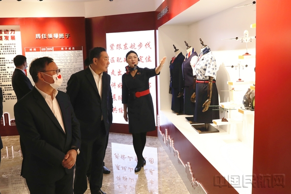 参观历史文化展厅