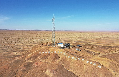 内蒙古自治区阿拉善盟额济纳旗算井子地区被称作“生命的禁区”，图为内蒙古移动在此荒漠中建立的基站。