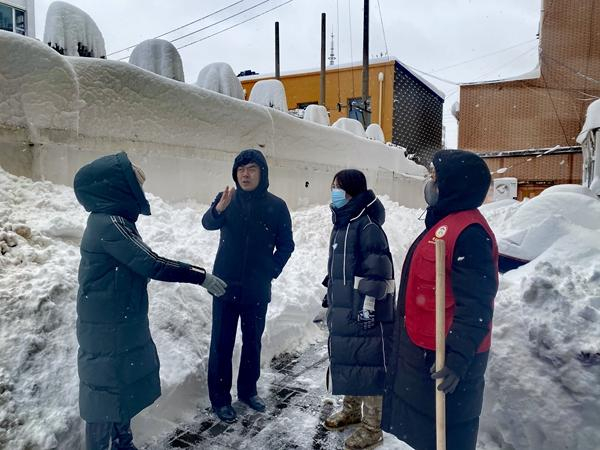 　　浴“雪”奋战，一线监督。通辽市科尔沁区纪委监委领导班子成员深入团结街道，现场督导清雪除冰工作。（内蒙古通辽市科尔沁区纪委监委 孙建 摄）