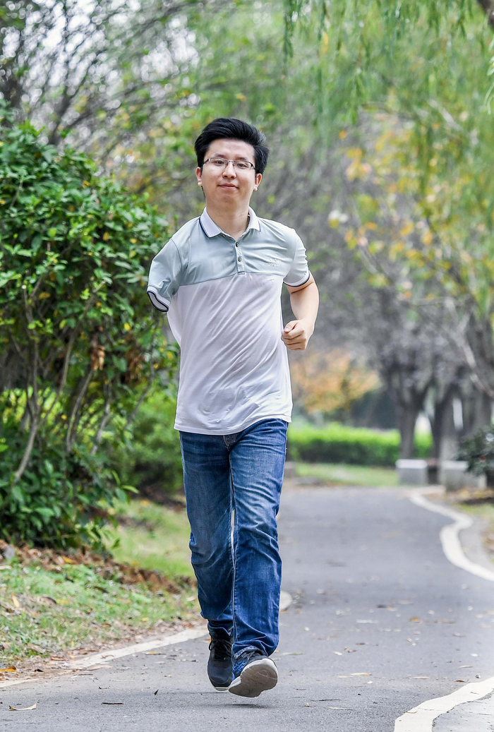 袁鑫在学校的沁湖绿道晨跑。受访者供图