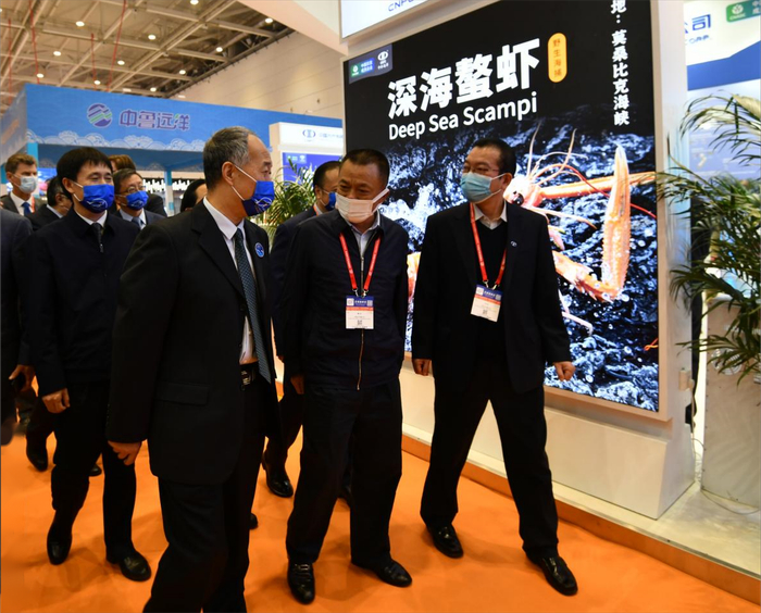 集团党委书记、董事长曹江林（右二）向农业农村部副部长马有祥（前排左一）汇报交流