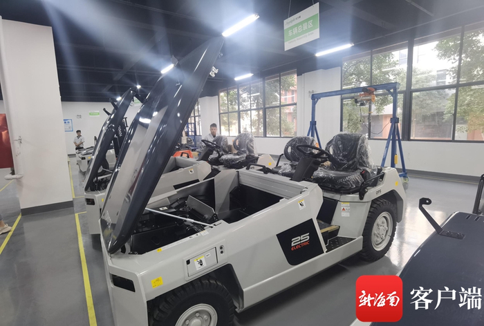 　　正在改装的特种车。记者 王天宇 摄