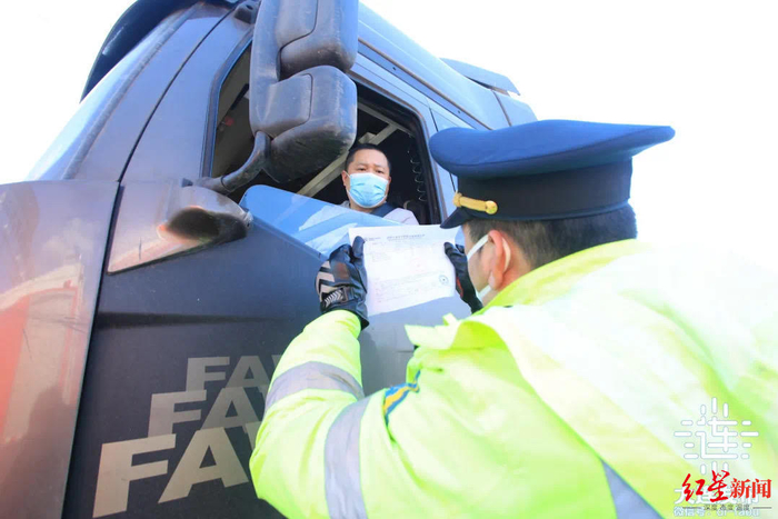 ▲大连执法人员按要求核对公函、核酸检测证明、国务院通行卡、辽事通健康码等通行证明，放行合要求的车辆。图据大连发布