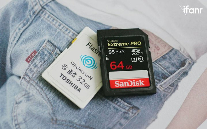 ▲ 下面那张便是东芝出品的 WiFi 存储卡 Flash Air 系列