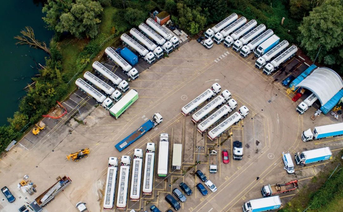 　　10月7日，在英国芬斯坦顿的一处油库，政府部门部署了一支应急油罐车队，以缓解燃料危机。图/视觉中国