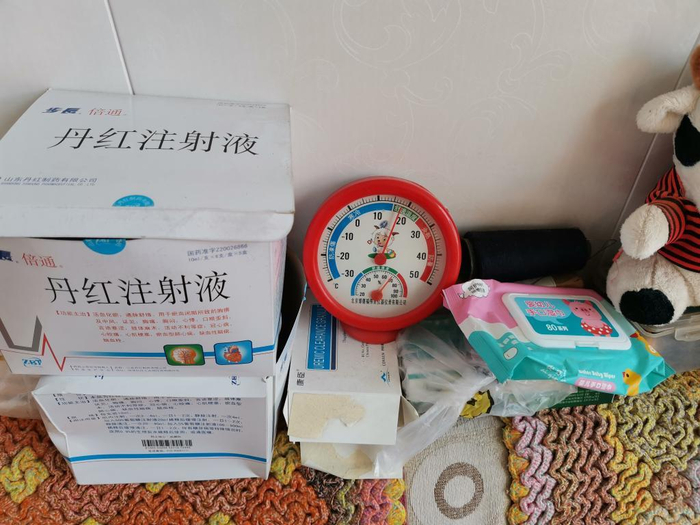 村民刘够昌家的温度计指向18摄氏度。（记者 许雄 摄）