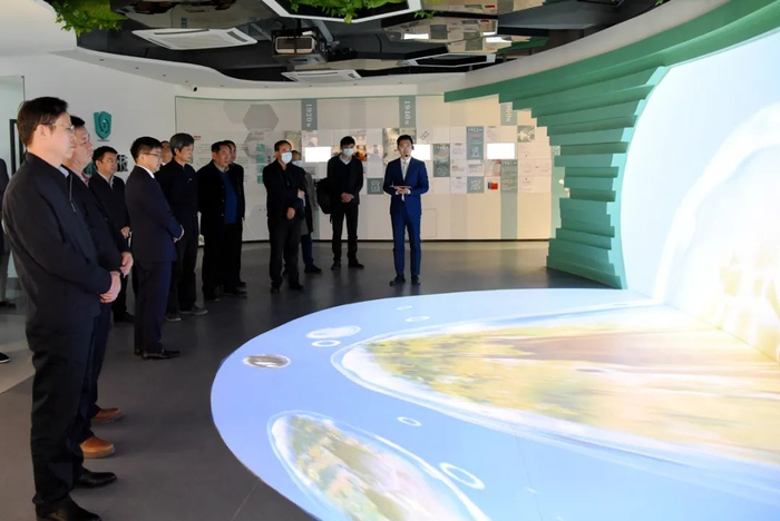 ▲参观回盛生物文化展厅和智能化工厂